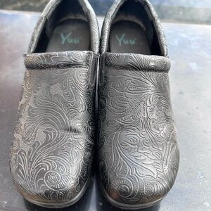 Yuu Black Embossed women’s clogs